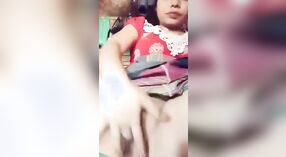 Una hermosa chica de campo se da placer con los dedos en un video humeante 3 mín. 00 sec