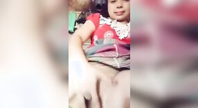 Una hermosa chica de campo se da placer con los dedos en un video humeante 3 mín. 10 sec