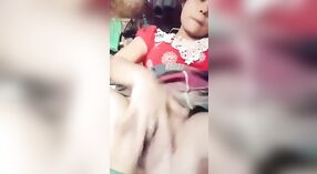 Una hermosa chica de campo se da placer con los dedos en un video humeante 3 mín. 20 sec