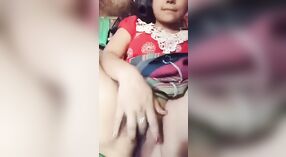 Una hermosa chica de campo se da placer con los dedos en un video humeante 0 mín. 0 sec