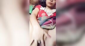 Una hermosa chica de campo se da placer con los dedos en un video humeante 0 mín. 50 sec