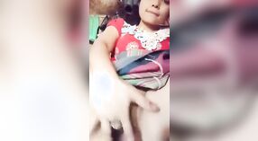 Una hermosa chica de campo se da placer con los dedos en un video humeante 1 mín. 00 sec