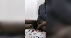 हॉटेलच्या खोलीत इंडियन व्हिलेज गर्ल तिच्या मांजरीला एका मुलाने मारते 2 मिन 00 सेकंद