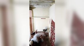Indiase dorp paar erotische ontmoeting gevangen op Verborgen camera 1 min 50 sec