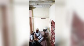 Pertemuan erotis pasangan desa India tertangkap kamera tersembunyi 0 min 30 sec