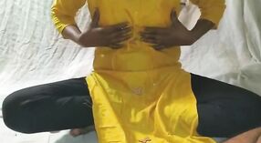 দেশি গার্ল সেক্সি বডি এবং বড় মোরগ একটি অবিস্মরণীয় অভিজ্ঞতার জন্য তৈরি করে 1 মিন 00 সেকেন্ড