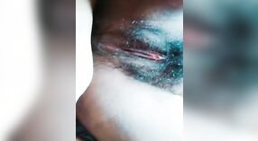 Gadis desa Desi memamerkan vagina berbulunya dalam video MMS telanjang 0 min 0 sec