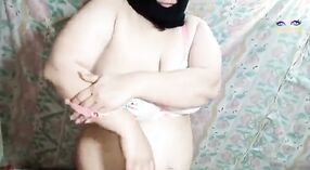 Обнаженный стриптиз зрелой пакистанской тети Дехати Секс видео 1 минута 20 сек