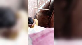 Desi-Dorfmädchen wird im desi-porno-video ungezogen mit Mund und Brüsten 1 min 40 s