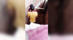 Desi aldeia menina fica impertinente com sua boca e seios em desi vídeo pornô 1 minuto 50 SEC