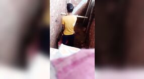 દેશી ગામની છોકરી દેશી પોર્ન વિડિઓમાં તેના મોં અને સ્તનો સાથે તોફાની બને છે 2 મીન 10 સેકન્ડ