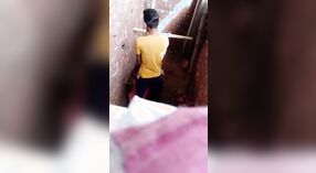 દેશી ગામની છોકરી દેશી પોર્ન વિડિઓમાં તેના મોં અને સ્તનો સાથે તોફાની બને છે 2 મીન 20 સેકન્ડ