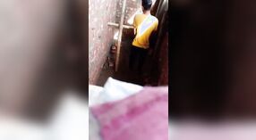 દેશી ગામની છોકરી દેશી પોર્ન વિડિઓમાં તેના મોં અને સ્તનો સાથે તોફાની બને છે 2 મીન 50 સેકન્ડ
