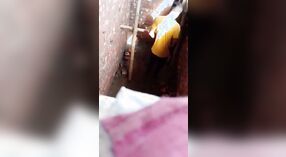 Desi-Dorfmädchen wird im desi-porno-video ungezogen mit Mund und Brüsten 3 min 00 s