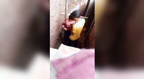 દેશી ગામની છોકરી દેશી પોર્ન વિડિઓમાં તેના મોં અને સ્તનો સાથે તોફાની બને છે 0 મીન 30 સેકન્ડ