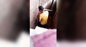 Desi-Dorfmädchen wird im desi-porno-video ungezogen mit Mund und Brüsten 0 min 40 s