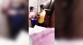 Desi-Dorfmädchen wird im desi-porno-video ungezogen mit Mund und Brüsten 0 min 50 s