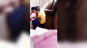 Деревенская девушка Дези шалит своим ртом и грудью в порно видео дези 1 минута 00 сек