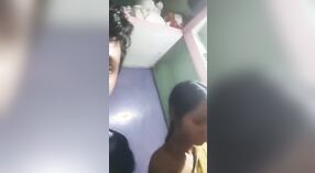 Desi couple aime tangoing dans leur cadre de village à l'antenne 12 minute 00 sec