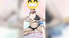 Sexy Brüste und ein Dildospiel für eine Dorffrau 5 min 50 s