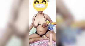 Sexy Brüste und ein Dildospiel für eine Dorffrau 6 min 20 s