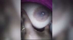 Dehati Girl zeigt ihre großen Brüste in einem heißen Selfie-Video 2 min 20 s