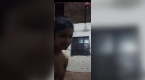 Tímido País menina punido com peitos mostrando na chamada de vídeo 1 minuto 20 SEC