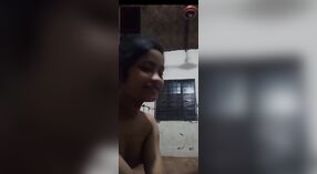 Tímido País menina punido com peitos mostrando na chamada de vídeo 1 minuto 50 SEC