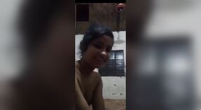 Tímido País menina punido com peitos mostrando na chamada de vídeo 2 minuto 10 SEC