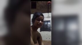 Tímida chica de campo castigada con tetas mostrando en videollamada 2 mín. 40 sec