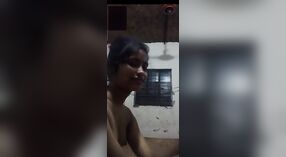 लाजाळू देशातील मुलीला व्हिडिओ कॉलवर दर्शविलेल्या बूब्ससह शिक्षा झाली 4 मिन 00 सेकंद
