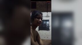 Tímida chica de campo castigada con tetas mostrando en videollamada 4 mín. 00 sec