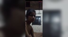 Utangaç country kız ceza ile göğüsler gösterme üzerinde video çağrı 4 dakika 10 saniyelik