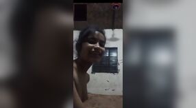 Tímido País menina punido com peitos mostrando na chamada de vídeo 4 minuto 20 SEC