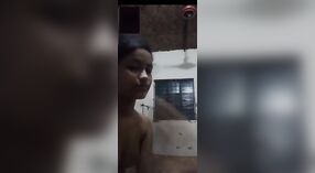 Tímido País menina punido com peitos mostrando na chamada de vídeo 1 minuto 10 SEC
