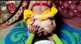 Desi village bhabhi se pone abajo y sucio en video porno 2 mín. 50 sec