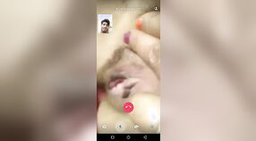 Desi village bhabhi pronkt met haar lichaam op camera 1 min 40 sec