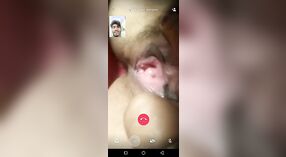 Desi village bhabhi pyszni się swoim ciałem przed kamerą 2 / min 00 sec