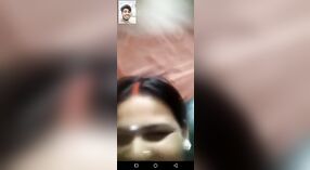 Desi village bhabhi pronkt met haar lichaam op camera 0 min 50 sec