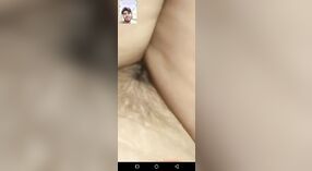 Desi village bhabhi pronkt met haar lichaam op camera 1 min 10 sec