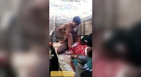 Vídeo pornográfico caseiro da mulher da aldeia Desi 0 minuto 50 SEC