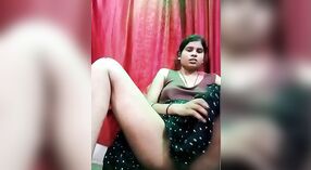 Istri desa Bihari memamerkan vagina berbulunya di TV langsung 3 min 50 sec