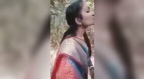 Desi village girl se entrega al sexo al aire libre con su amante 1 mín. 50 sec