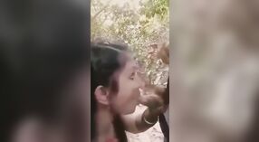 Desi wiejska dziewczyna oddaje się seksowi na świeżym powietrzu ze swoim kochankiem 2 / min 30 sec