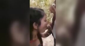 Desi wiejska dziewczyna oddaje się seksowi na świeżym powietrzu ze swoim kochankiem 2 / min 40 sec