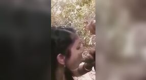 Desi wiejska dziewczyna oddaje się seksowi na świeżym powietrzu ze swoim kochankiem 2 / min 50 sec