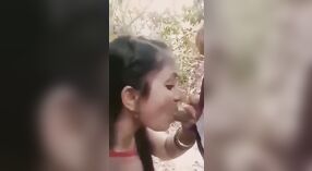 Desi village girl se entrega al sexo al aire libre con su amante 3 mín. 00 sec