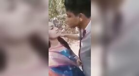 Desi wiejska dziewczyna oddaje się seksowi na świeżym powietrzu ze swoim kochankiem 0 / min 30 sec