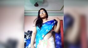 Marathi bhabhi pronkt met haar sexy borsten en kutje in Naakt video 0 min 0 sec