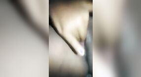 Ein jungfräuliches Dorfmädchen vergnügt sich mit ihren Fingern in einem nackten MMS-Video 1 min 30 s